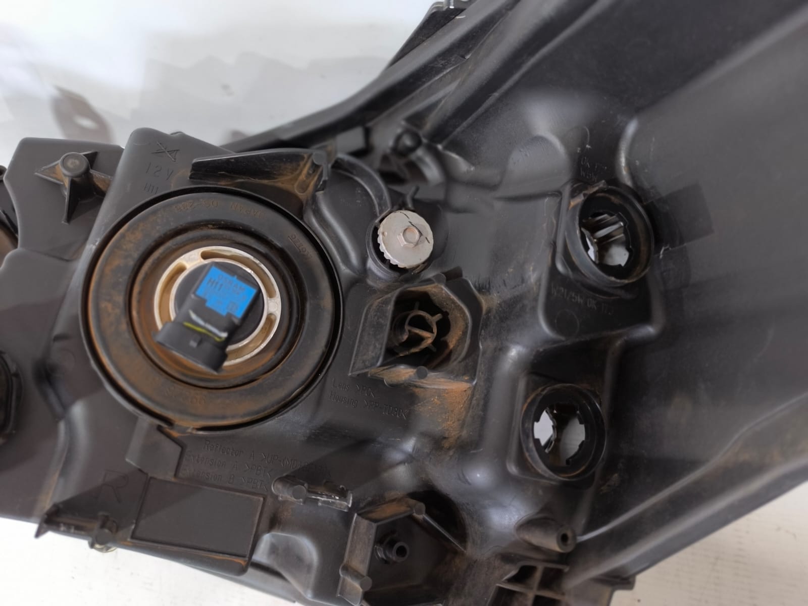 FAROL HILUX 2024 2025 MASCARA NEGRA SEM LED DIREITO (5)