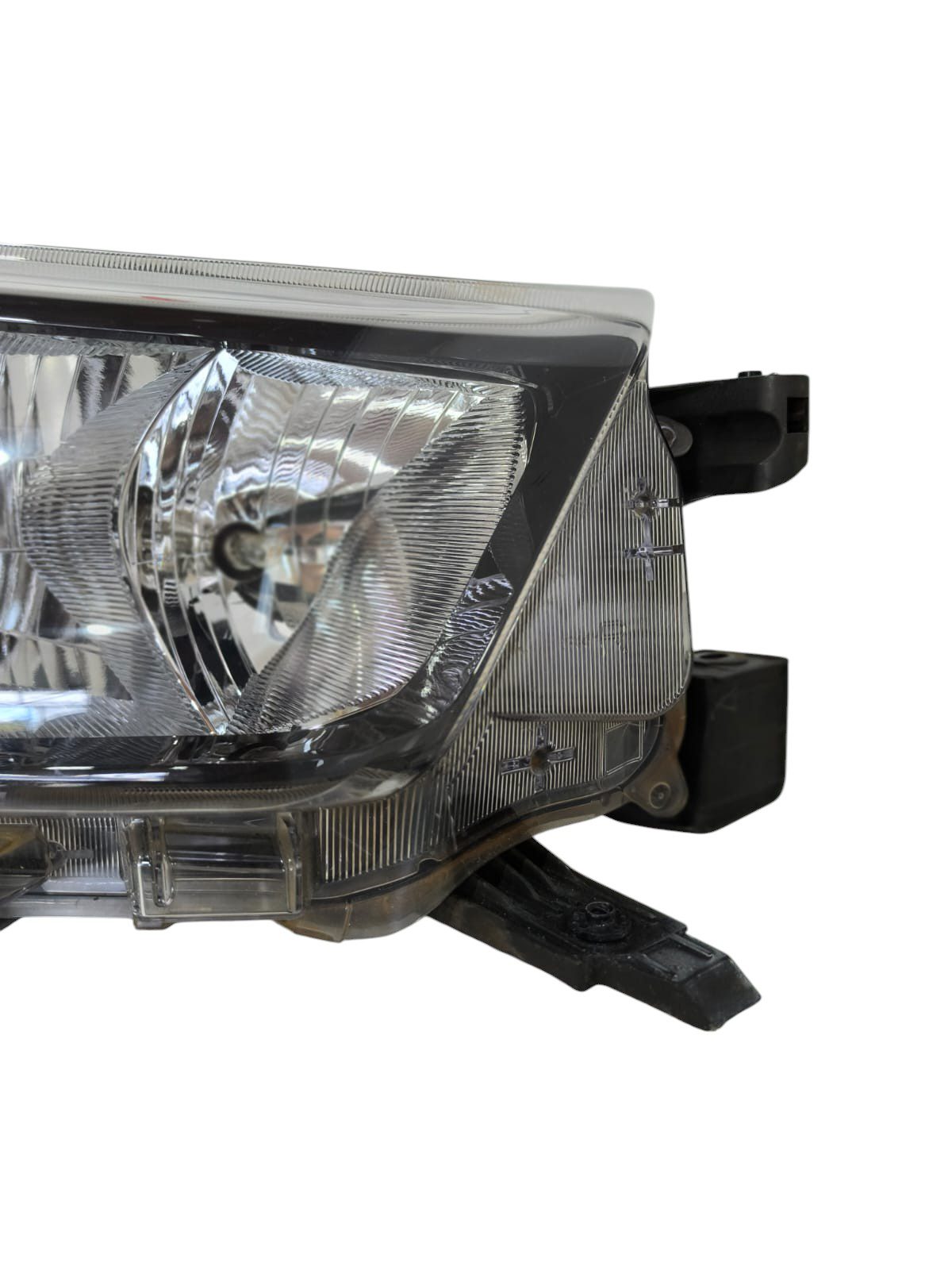 FAROL HILUX 2024 2025 MASCARA NEGRA SEM LED DIREITO (8)