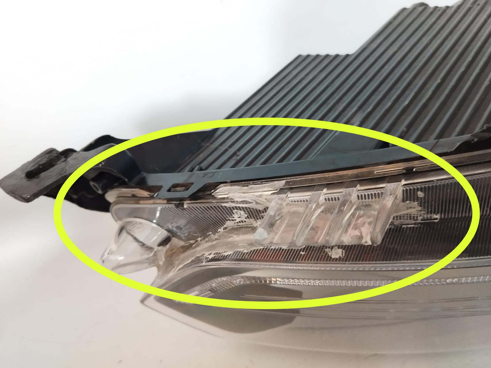 FAROL 208 2020 2025 SEM LED DIREITA (16)