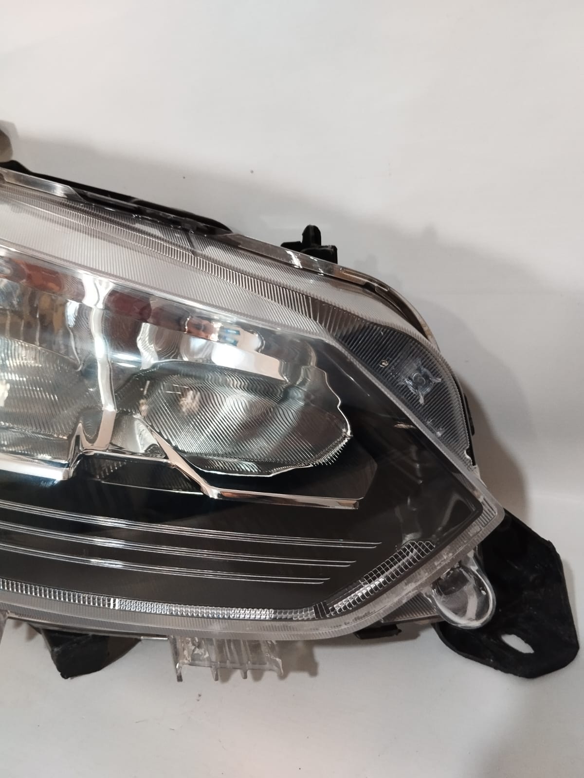FAROL 208 2020 2025 SEM LED DIREITA (2)