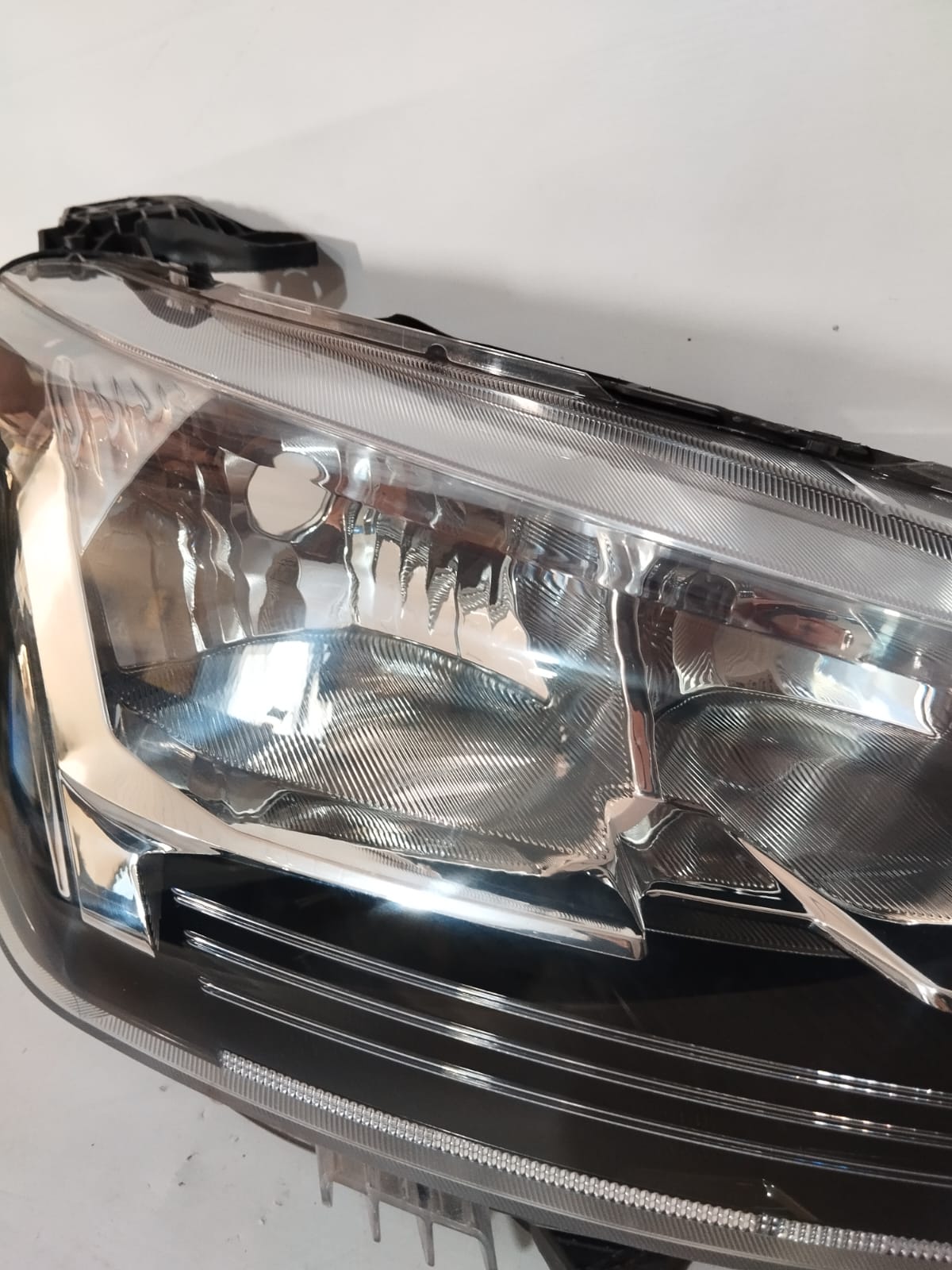 FAROL 208 2020 2025 SEM LED DIREITA (4)
