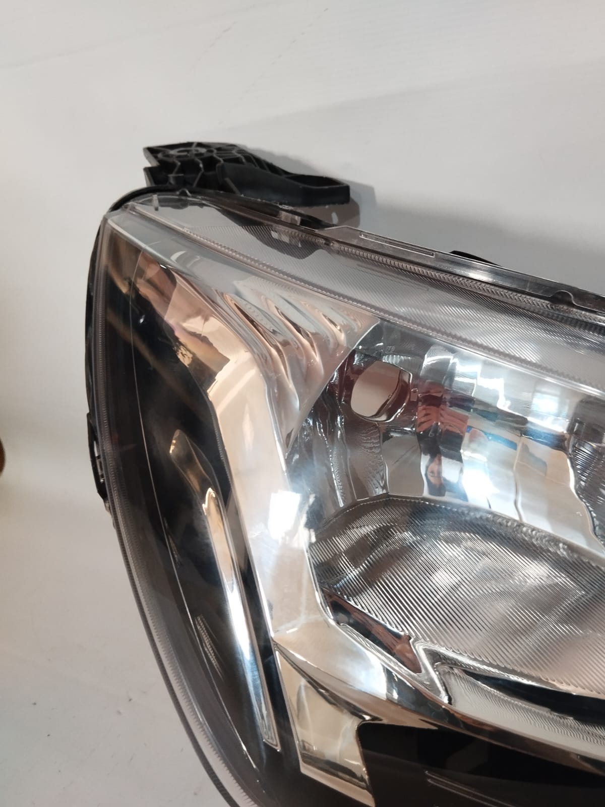 FAROL 208 2020 2025 SEM LED DIREITA (6)
