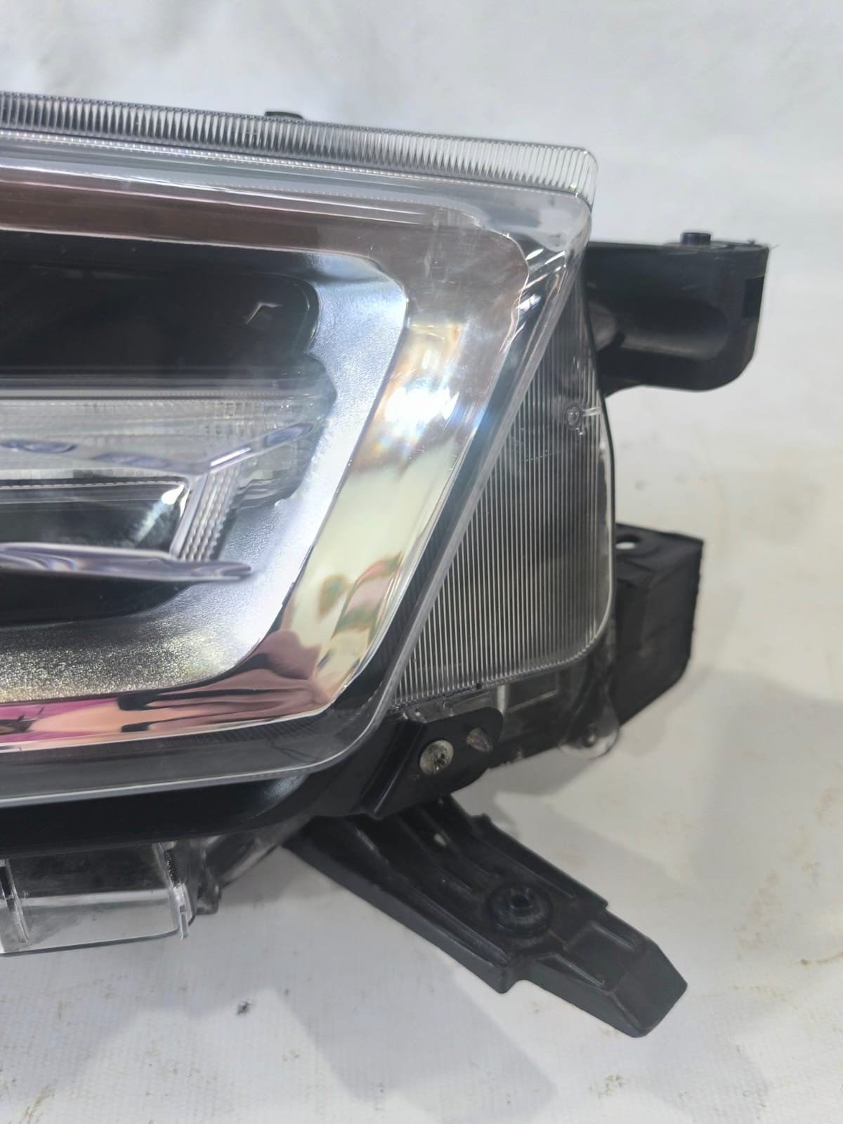 FAROL HILUX SRX 2021 2025 MASCARA NEGRA FULL LED DIREITO (15)